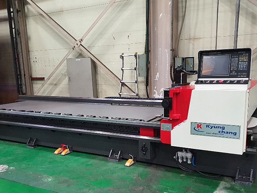 옥수금속 파이프 레이저 커팅기 정밀 가공 모습